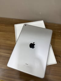 IPad (الجيل التاسع) ذاكرة 64 نضافه 100%ملحقات كامله السعر225الف الرقم:...