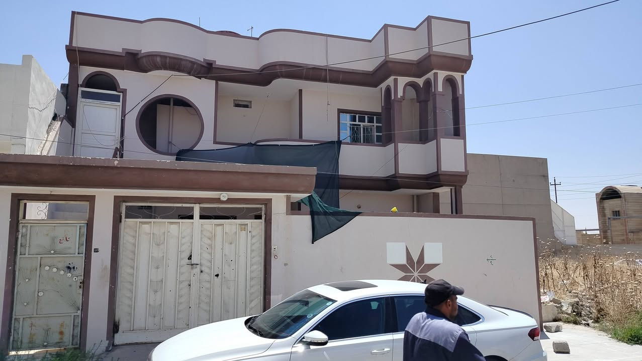 دار للبيع الموقع حي المثنى قريب من المستشفى ومركز شرطة النصر مساحة الدار 177.5م سند شرط تحويل تتكون الدار من طابقين الطابق الارضي ثلاث غرف وصالة ومطبخ وحمام ومرافق والطابق الثاني ثلاث غرف وصالة ومطبخ وحمام ومرافق تحتوي الدار على درج داخلي ودرج خارجي مع باب للدرج الخارجي السعر على الخاص للاستفسار اتصل على ***********
