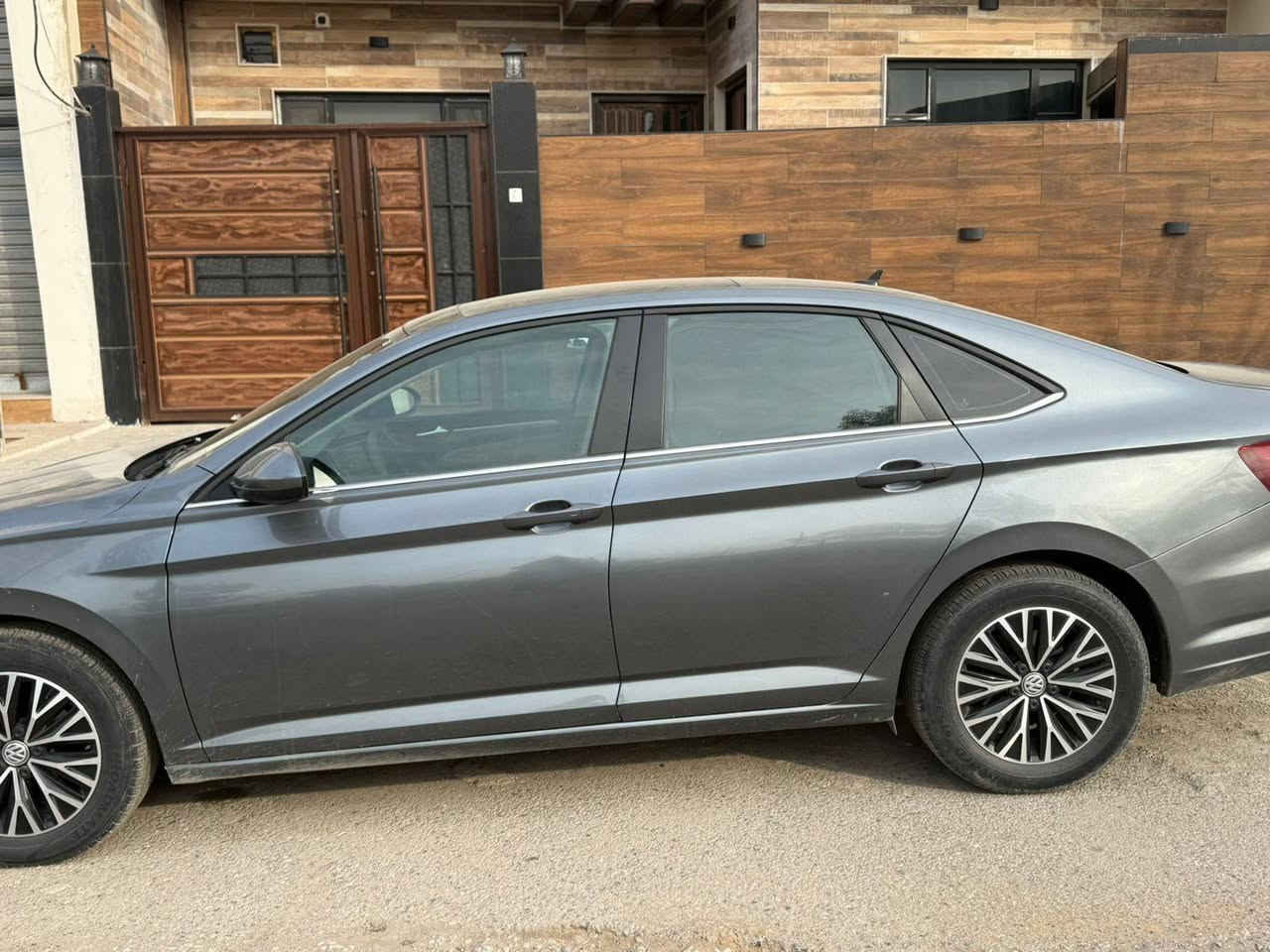 جيتا موديل 2019 
SE فول مواصفات 
فتحة سقف 
بصمة 
رادار خلفي امامي جوانب 
كشنات امامي تدفئة فقط 
تحكماات ستيران السيارة
لايت زينول داخل السيارة لون ملكي 
محرك السيارة 1.400 تيربووو 
محرك بشرط الفحص 
كير جديد بشرط الفحص 
السياره بدون حادث بدون ايرباك بدون دواخل محلاضات بسيطة بيها السيارة وشرط الفحص 
السيارة وارد امريكي 
الاستفسار أكثر على الرقم 
***********
***********
