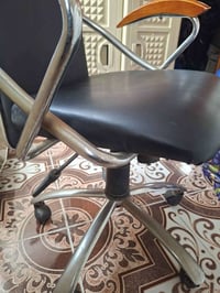 كرسي مكتبي • دوار • نظيف