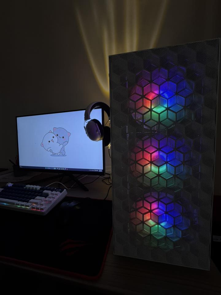 السلام عليكم 
Pc للبيع 
مرتبه وجاهزه مثل مواضحه كداكم الحاسبه استعمالها قليل الله شاهد ولو ما متوازي ما ابيع 
طبعاً الملحقات وياها كامله 
الكيبورد HAVIT Model : KB884L
الماوس Reddragon Model : WOKi M994
الشاشه HAVIT 200Hz
السماعه RAZER
ومواصفات الـPC ظاهره بالصوره كامله وواضحه 
 UPS (The Rock online) يو بي اس اونلاين 
للتواصل 
*********** فقط واتساب 🤍
