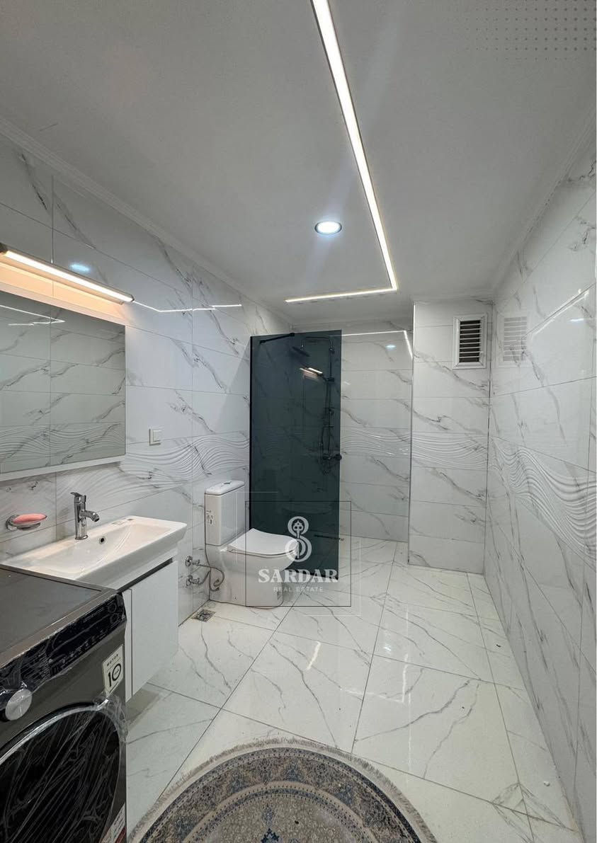 شقة #استثماریة #للبیع
مؤجرة ب $1000 كل شهرین مقدمة
غرفة و صالة ، مساحة 80 متر 
طابق 10، علی الحدیقە
مجمع سکنی لالاف ایربورت 
اربیل _ مربع ذهبی _ مقابل مطار
التواصل 0750 444 7409 
او  ***********
