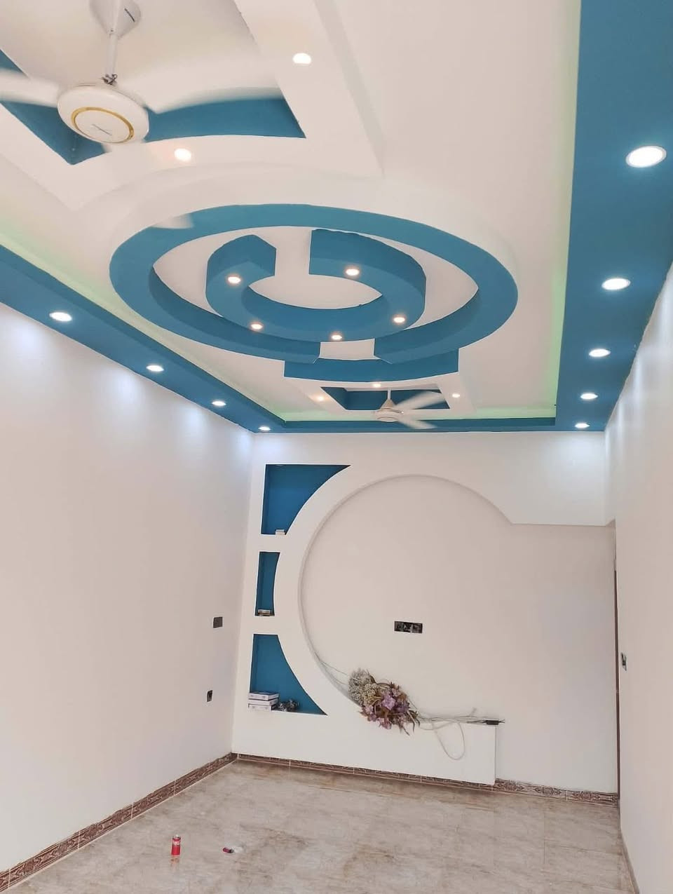 بيت ١٠٠ متر للايجار  غرفه مطبخ استقبال صحيات
يقع فـჂ̤ منطقة شركه طارق شارع ٢٠ قرب المستوصف
ايجارة ٢٥٠ الف شامل اجور الماء والكهرباء 

***********
