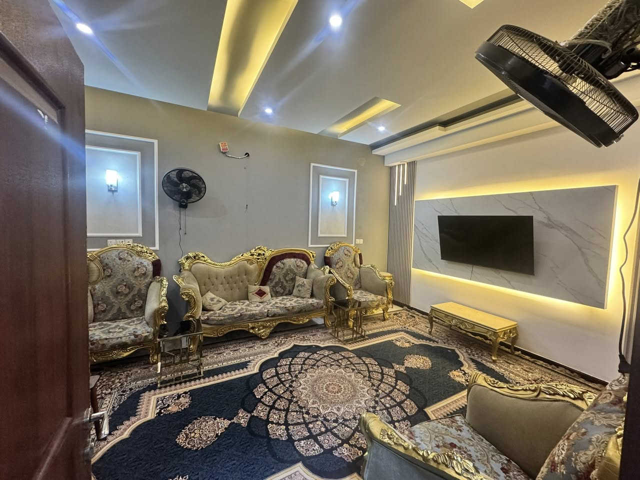 يتوفر دار للبيع في مجمع المختار السكني الكوفة/ شارع المعمل.
سنتر المجمع ركن 
                      على شارعين 15 
              ‼️ يصلح مجمع طبي ‼️ 

         مطلوب للمصرف 100  مليون 

                  🔥🔥 نموذجي  🔥🔥

                       ديكورات حديثة 

⚡⚡كهرباء ٢٤ ساعة وطني ومولدة ⚡⚡

           👮نظام سكيورتي ٢٤ ساعة 👮

            المساحه 226 متر طابقين 

الطابق الاول//يحتوي على غرفة نوم وصاله واستقبال مع مجموعة صحيات ومطبخ حار وبارد وكراج سيارات وحديقة .

الأرضيات مرمر +ديكورات جبسً بورد 

الطابق الثاني// يحتوي على 2 غرفة نوم 

سويت مع صاله +مجموعة صحيات 

                مكتب الكفيل للعقار 

عنوان المكتب// مجمع المختار السكني 

                               //شارع 60 

                 
                      ***********     

واتساب📞***********
