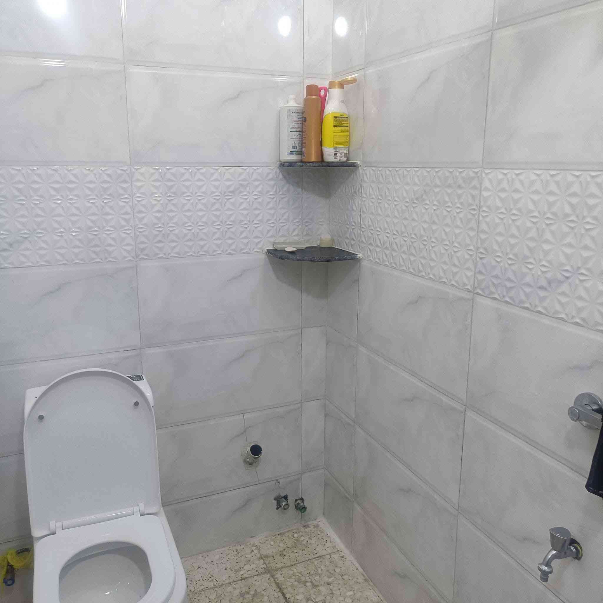 🏠 بيت 105 متر للبيع
واجهيه، 4 و نص نزال 24 بناء 2024 بيت نظيف جداً،  الطابق الاول كامل و الثاني بناء صاعد للرباط ناقص فقط سقف. يحتوي بناء الاول على حمام معزول عن صحيات خارجيه، مع حمام داخلي، مع استقبال و غرفة نوم و حولي و المطبخ بداخل الترك،
 📍المكان الحسينية مسقط شارع عقيد علي و قريب على المستوصف
السعر 💵65 و بيه مجال قليل للخيرين
الاستفسار الاتصال 📞 ***********
 يوجد واتساب
