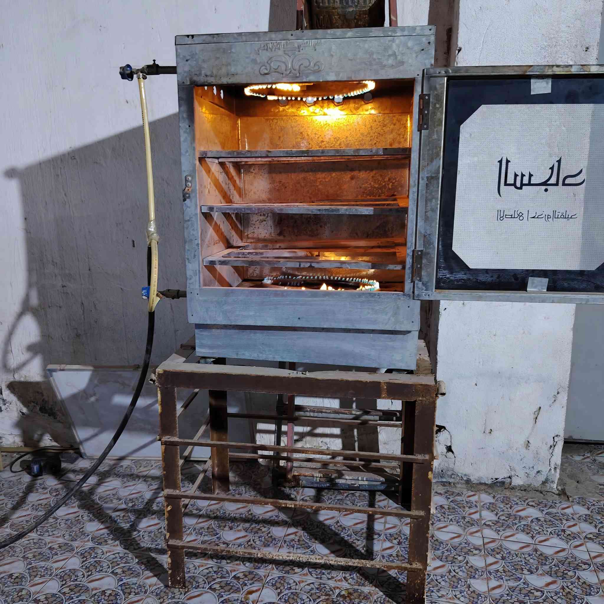 اوفن غازي ضخم استخدام قليل مع ميز للبيع الديوانيه اتصال ***********
