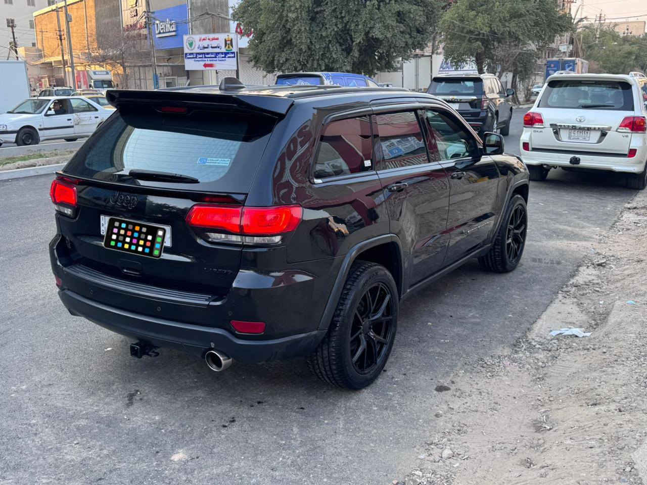 للبيع سياره جيب لاريدو 2018 وارد امريكي فول عدا الفتحه بيها صبغ جاملغ وربع البنيد بدون دواخل السعر 210 وبيها مجال ***********
