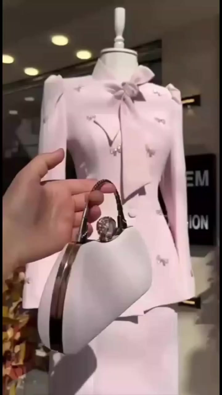 #طقم قطعتين دااابل ايطالي مبطن 
#قياس 38 40 42 44 46 48
#السعر.  34 الف 
#للحجز التواصل دايركت او على رقم الواتساب ***********
#توصيل جميع محافظات العراق

اكسبلور فولو الونا_فاشن عراق ترند شتاء2026 تصويري تصميمي
reals reels explore followme فساتين_تركية
