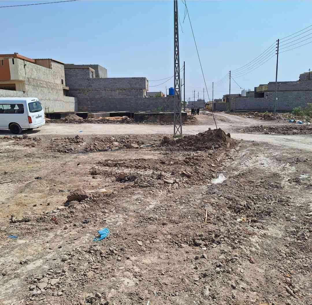 للبيع قطعه مساحه ٣٥٠ متر طابو صرف تحويل بأسم المشتري لها واجهتين الواجهه الولى ١٤ والواجهه الثانيه ٢٥ متر ركن على شارعين خدمات كامله الموقع كربلاء العطيشي طريق الحولي مستشفى الحسينيه وتنزل من الحولي مسافة ٢٠٠ متر وله مدخل ثاني من شارع المدارس السعر ١٢٥ مليون مجال بسيط  للشاري للإستفسار الاتصال على الرقم ***********
ابو محمد المسعودي
