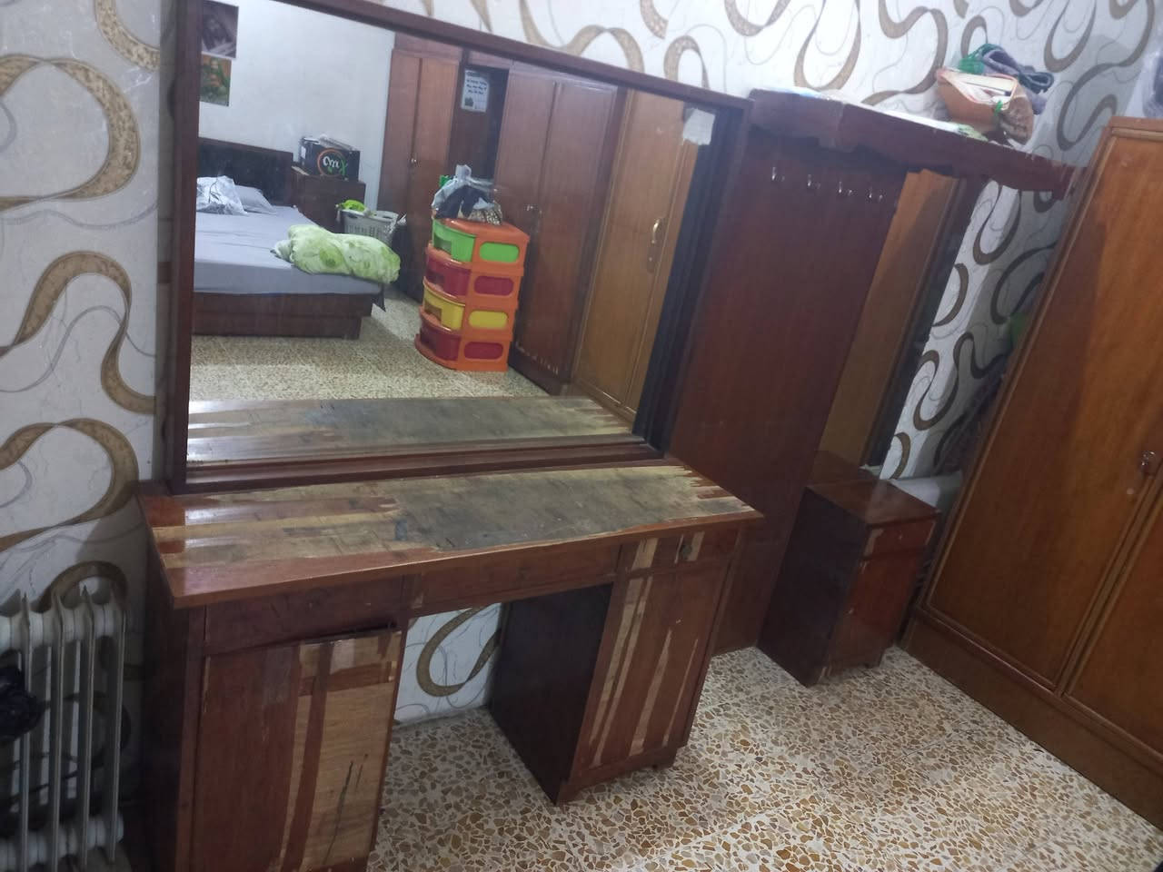 غرفة نوم مستعملة للبيع السعر ٣٥٠الف بيهة مجال داخل خارج صاج مكان البياع ***********
