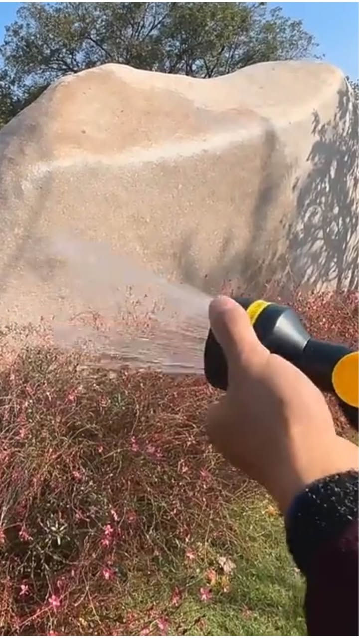 طقم بكرة خرطوم المياه بطول 35 متر للتنظيف والسقي بكل حرية

الاستخدامات:

غسيل السيارات والدراجات باحترافية في المنزل بفضل قوة اندفاع الماء والمسدس المتطور.

ري الحدائق والمساحات الخضراء الكبيرة والمزارع المنزلية بكل سهولة دون عناء سحب الخراطيم التقليدية.

تنظيف الممرات، الساحات الخارجية، النوافذ، والواجهات بفضل الطول الفائق الذي يغطي مساحات واسعة.

المميزات:

خرطوم فائق الطول والجودة: يحتوي على خرطوم مياه أساسي بطول 35 متراً مصنوع من مواد صديقة للبيئة ومقاومة للضغط العالي والالتواء، بالإضافة إلى خرطوم تطوالة إضافي بطول 2 متر للربط بالحنفية.

بكرة لف يدوية بتصميم مثلثي مستقر: هيكل البكرة مصنوع من بلاستيك هندسي عالي الجودة (ABS) خفيف الوزن ومتين، مصمم بمركز ثقل منخفض على شكل مثلث لضمان الاستقرار التام ومنع الانقلاب أثناء سحب الخرطوم، مع ذراع تدوير مريح لسهولة اللف والتخزين.

مسدس رش متعدد الأنماط: رأس بخاخ احترافي يتيح لك التحكم بنوع وشكل قذف المياه (رذاذ ناعم، دفع مركز، دوش، مسطح) ليناسب كل احتياجات الغسيل والسقي، ومزود بمفتاح تحكم خلفي لتعديل قوة الدفع.

ملحقات ربط آمنة وقفل معدني: يأتي مع الطقم محول حنفية مزود بقفيص (مشبك) معدني قوي يضمن تثبيتاً محكماً على الحنفيات العادية لمنع تسريب المياه أو الإفلات تحت الضغط العالي.

منظومة التوصيل السريع: مجهز (بتوصيلات سريعة) تتيح لك تركيب وفصل المسدس أو الخرطوم بلمشة واحدة وبدون أي أدوات.

الملاحظات:

تفريغ ضغط المياه: للحفاظ على جودة خيوط النسيج الداخلي للخرطوم وتسهيل تدوير البكرة، يُرجى إغلاق الحنفية دائماً والضغط على زناد المسدس لتفريغ المياه المحبوسة بالكامل قبل البدء بلف الخرطوم (35 متر) داخل البكرة.

شدّ القفيص المعدني: تأكد من إدخال خرطوم التطوالة (2 متر) بعمق في فوهة الحنفية، ثم شدّ برغي المشبك المعدني بإحكام شديد بواسطة مفك لمنع انفلات الخرطوم عند فتح المياه بضغط عالٍ.

نصيحة الحفظ والتخزين: الهيكل مقاوم لأشعة الشمس والأشعة فوق البنفسجية (UV)، ولكن لضمان بقاء الألوان الزاهية ومرونة البلاستيك لسنوات طويلة، يُفضل تخزين الطقم في مكان مظلل بعد الانتهاء من العمل.

القياسات:

طول الخرطوم الأساسي: 35 متر.

طول خرطوم التطوالة الإضافي: 2 متر.

قياس المنتج: 32 × 30 × 32 سم.

قياس كارتون التغليف: 40 × 33 × 37 سم. البصرة, العراق


**إذا كنت صاحب هذا الإعلان وتريد حذفه لأي سبب، رجاءا أرسل رسالة إلى الدعم الفني**