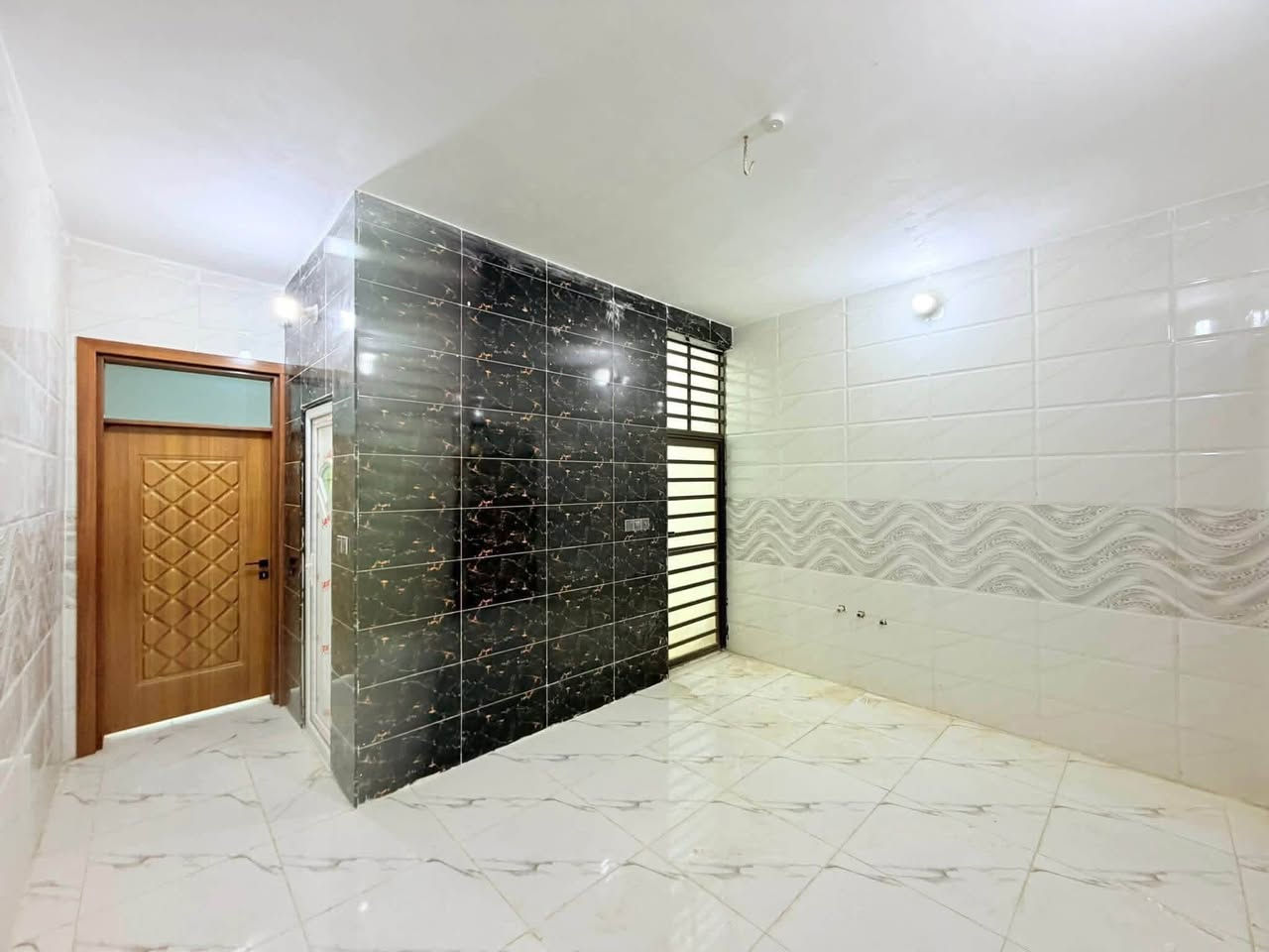 بيت 100 متر للبيع جديدبعده ما مسكون
يتكون من غرفه نوم 1+صاله+مطبخ +استقبال + صحيات داخل وخارج 

بناء درجه اولى أساس وسكف صب 

بناء طابوك جمهوري 

مكانه 

حيً ميسان شارع ٦٠ قرب سكله الكرعاوي 

السعر 40

*********** واتساب
