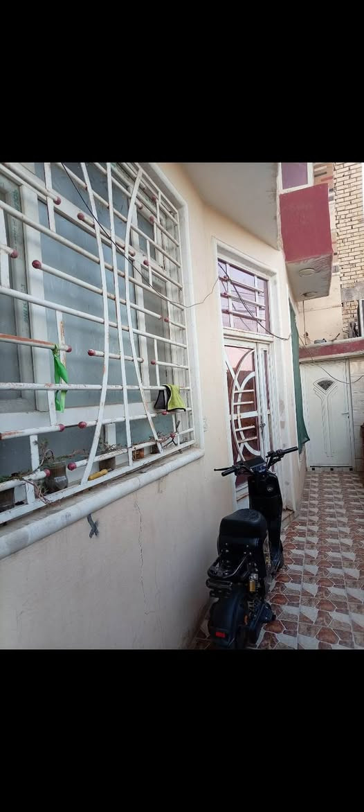 دار سكن للبيع منطقه الخاجيه مقابل الجدول ركن ع شارع 20مساحة 98 م طابقين طابق الأول مطبخ وهول داخلي وستقبال وغرفه نوم وصحيات طابق الثاني 3 غرف وبيتونه وصحيات الاستفسار ***********
