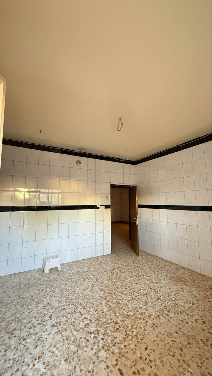 🏠 بــيــت لــلإيــجــار فــي قــلــب بــابــل ✨
الــبــيــت جــاهــز ومــيــحــتــاج أي نــقــص (نــظــيــف جــداً) 👍

📍 الــمــوقــع الــمــمــيــز:
 بــابــل الــمــركــز - حــي الــجــمــعــيــة 🏙️
 بــظــهــر الــبــيــت شــارع 60 الــتــجــاري 🛣️
 (مــوقــع قــريــب عــلـى كـل الــخــدمــات)

📐 تــفــاصــيــل الــبــيــت (طــابــقــيــن):
 الــطــابــق الأرصــي:
 🛏️ غــرفــتــيــن مــنــام
 🛋️ هــول واســع لــكــعــدة الــعــائــلــة
 🍳 مــطــبــخ نــظــيــف
 🚾 مــجــمــع صــحــيــات
 🚘 كــراج لــلــســيــارة

 الــطــابــق الأول:
 🛏️ غــرفــة مــنــام
 🚾 مــجــمــع صــحــيــات

💰 ســعــر الإيــجــار:
 650 ألــف ديــنــار فــقــط 💵

📞 لــلاســتــفــســار والــتــفــاصــيــل يــرجــى الــمــراســلــة عــلــى الــخــاص أو الأتــصــال عــبـر الأرقـــام الـــتــالــيـة: [***********-***********] 📩 حلة, بابل
