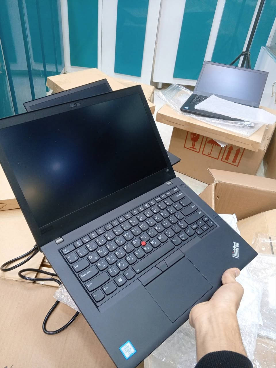 السلام عليكم ورحمة الله وبركاته
توفرت وجبة جديدة من لابتوبات اللينوفو Lenovo مستخدم باله بنضافة عالية جداً (مثل ما موضح بالصور نضيف جداً حالة من حال الجديد) 
توفرت بمودلين:

الموديل الاول Lenovo T480
المواصفات:
-المعالج Core i5 الجيل السابع فئة U
-الرام 8 GB
-الهارد 256 SSD GB
-حجم الشاشة 14 انج 
-كارت الشاشة انتل متصل 4 GB
-كيبورد عربي انكليزي 
-بطارية من 2 الى 3 ساعة مع ضمان ساعة كاملة فما فوق
-يحتوي على منفذ تايب سي Type C + منفذ HDMI + كامرة بدقة عالية + منفذ شريحة سيم كارت 
-نوع الشاحن تايب سي شحن سريع 65 واط 
-الملحقات الشاحنة الاصلية مع الكارتون + وصل الضمان 
سعر اللابتوب 200 الف شامل التوصيل لباب البيت 

الموديل الثاني Lenovo T470
المواصفات:
-المعالج Core i5 الجيل السادس فئة U 
-الرام 8 GB
-الهارد 256 SSD GB
-حجم الشاشة 14 انج 
-كارت الشاشة انتل متصل 4 GB
-كيبورد عربي انكليزي 
-بطارية من 2 الى 3 ساعة مع ضمان ساعة كاملة فما فوق 
-يحتوي على منفذ تايب سي Type C + منفذ HDMI + كامرة بدقة عالية + منفذ شريحة سيم كارت 
-الملحقات الشاحنة الاصلية مع الكارتون + وصل الضمان 
سعر اللابتوب 180 الف شامل التوصيل لباب البيت 

ملاحظة: كل اللابتوبات ننطي بيهن ضمان استبدال لمدة اسبوع كامل في حال وجود أي خلل او عطل 
وايضا ننطي ضمان بالبطارية اقل شي ساعة كاملة فما فوق
وأيضاً في حال طلبته توصيل الك حق تفتح اللابتوب أمام المندوب وتفحصه على راحتك وفي حال وجود اي اختلاف في المواصفات أو اي شيء آخر فـ تكدر ترفض الطلب وما تدفع حتى حساب التوصيل، وفي حال اخذته فأنت عندك ضمان لمدة اسبوع كامل 

العنوان : كربلاء المقدسة/ الحر/ مركز التواصل 
رقم الهاتف: ***********

واهلا وسهلا بكم.
