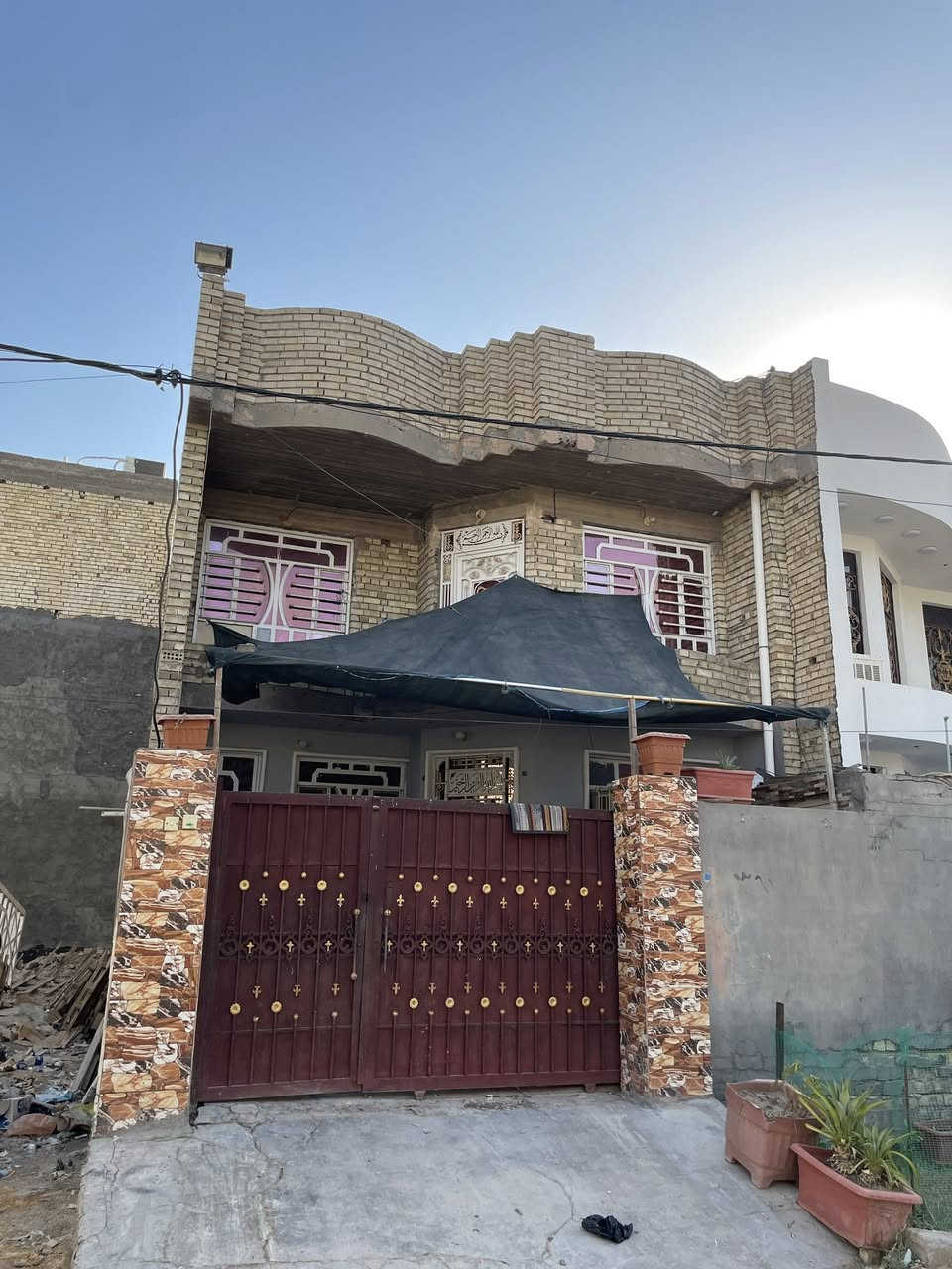 سلام عليكم بيت للبيع في حي الصديق الو غريب
مساحه 150
واجهة 7.5
نزال 20
اربعه نوم صاله ومطبخ وخدمات طابقين بدون شتايغر 
السعر 215 وبي مجال 
***********

