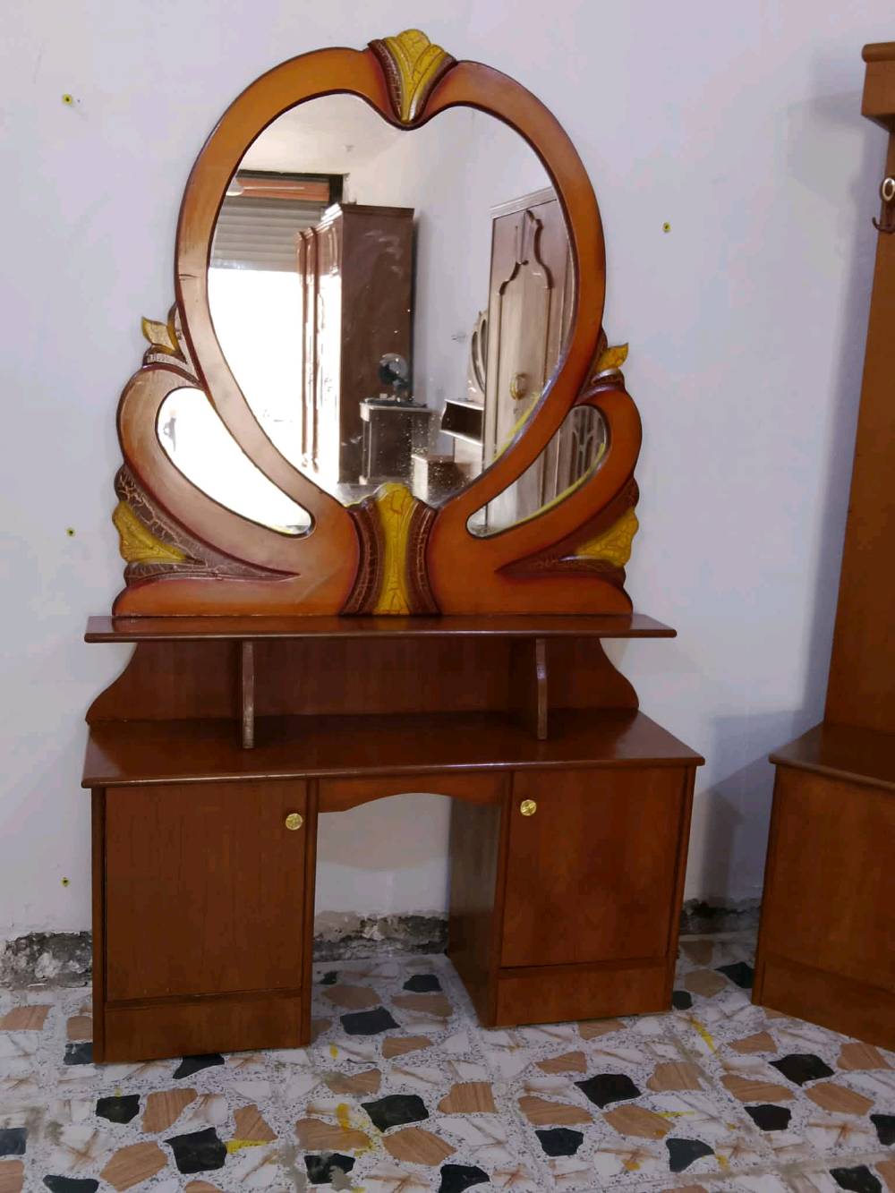 غرفه نوم خمسه باب صاج نضيفه جاهزه صبغ وتلميع مكان كوت حي الجهاد 