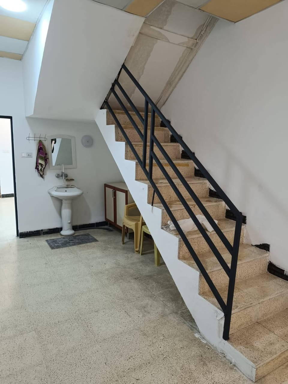 (خانوو بۆ فرۆشتن لە سلێمانی لە گەڕەکی زەرگەتە)
خانووەکە چۆڵەو کلیل حازرە 

مساحەی 191متر 

دوو قاتە بۆ دوو ماڵی جیا دەبێت
قادرمەی دەرەوەو ناوەوەی هەیە 

قاتی یەکەم (میوان، مەتبەخ، هۆڵی دانیشتن، دوو ژووری نوستن، حمام و توالێت، حەوشەو گەراجی سەیارە) 

قاتی دووەم (میوان، مەتبەخ، هۆڵی دانیشتن، دوو ژووری نوستن، حمام و توالێت، باڵکۆنی) 

نرخی 9 دەفتەر وە مجالی تێدایە 

تلفون، واتساپ ***********
