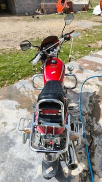 موتور ٢٠٠ • ٢٠٢١ • أسود-أحمر