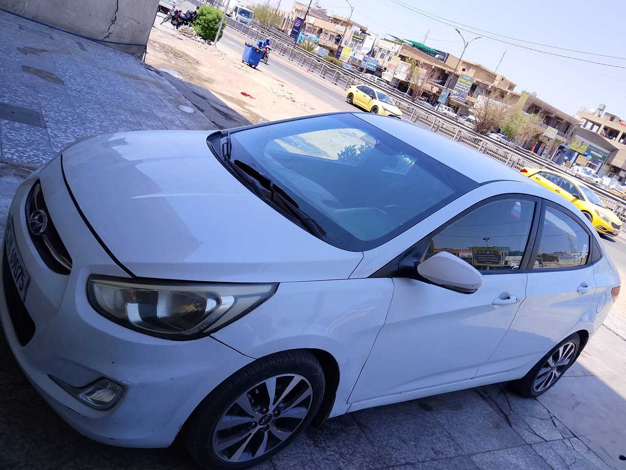 السلام عليكم 
اكسنت موديل 2015خليجي 1600لون أبيض 
سنويه 2031 خليجي  ماشيه111الف حقيقي 
العنوان الموال بجانب كنافه القدسي 
هاتف ***********
سعر 90بيها مجال
