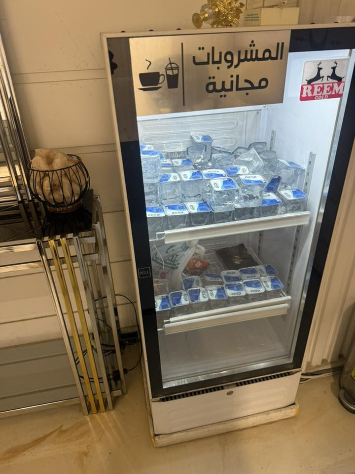 عارضات ثنين 5 قدم
عارضه 10 قدم عدد واحد
تعلاكه ملابس عدد 4
مغاسل عدد 2 
للبيع 
***********
