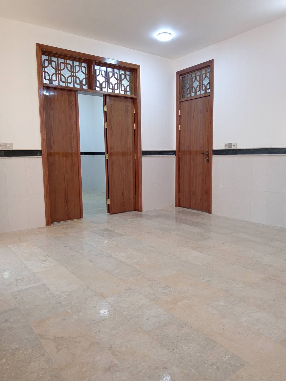 السلام عليكم
دار للبيع طابو صرف
 حلة وردية خلف مستشفى الكفيل
شارع ٢٠م
خدمات ماء كهرباء وتبليط
طابقين بناء حديث
مساحة ٢٠٠ م
تسليم مباشر
طابقين٤ نوم
طابق ارضي ١غرفة نوم وصاله ومطبخ وكيلدور وكراج سيارة صحيات
طابق ثاني ٢ غرفة نوم وهول
للاستفسار***********
***********
*********** ابواحمد لبيع وشراء العقارات في بابل مكتب البيت الامين حلة نادر الأولى قرب آسواق الجمل ملاحضة نستقبل جميع عروض البيع والشراء والايجار الرهن
