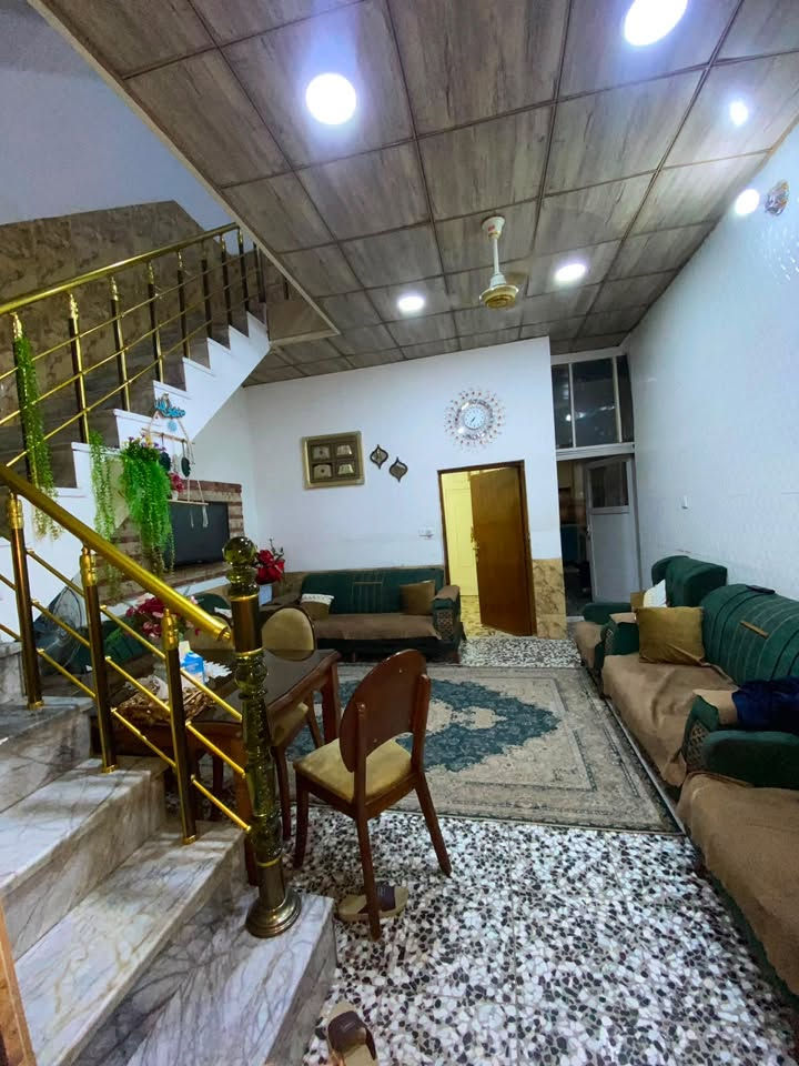 بيت مساحة ١٠٦ م طابو صرف
العنوان بغداد الجديدة قرب ثانوية سومر وقرب مجمع المدارس
عرض الشارع ١٠ م 
البيت يتكون من كراج واستقبال وصالة داخلية وغرفة نوم بالطابق الارضي ومطبخ خلفي صغير وصحيات
والطابق الثاني غرفتين نوم كبيرة وصحيات
والطابق الثالث مخزن كبير وسطح 
البيت يحتوي على دكت مركزي وسقوف ثانوية
الدرج مرمر درجة اولى 
الحمامات سيراميك 
الاستقبال يحتوي على ديكورات ومرمر 
للاستفسار الاتصال على الهاتف 
***********
