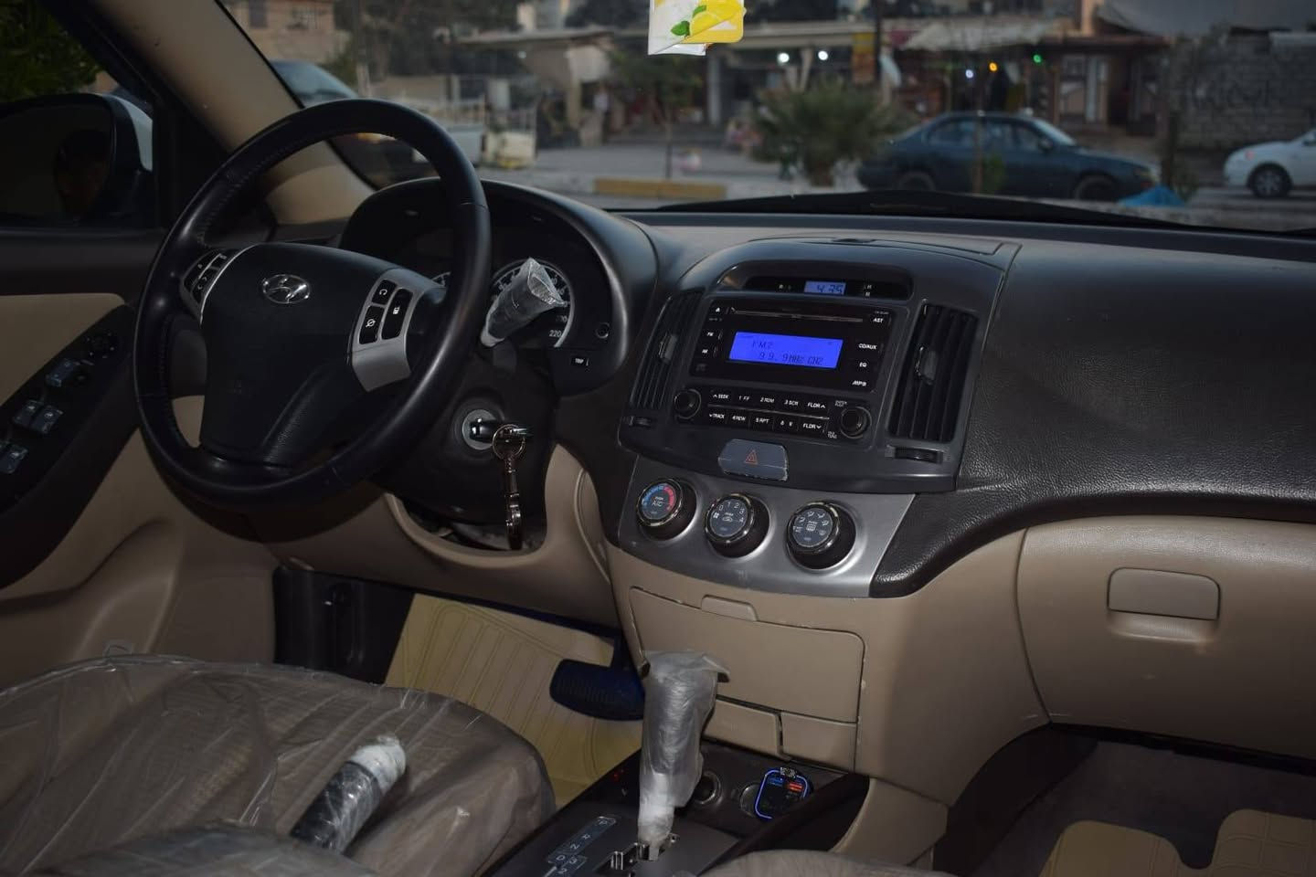 سلام عليكم للبيع انتره مقدس موديل 2011 لون ابيض رقم دهوك جديد هزه جديده محرك شرط كير شرط ضرر فقط قبغ صندوق بببدون دواخل شرط شرط بجم كبس الباقي  كفاله عامه سعر 122 وبيها مجال عنوان موصل رقم الهاتف ‏‪0771 859 5681‬‏
