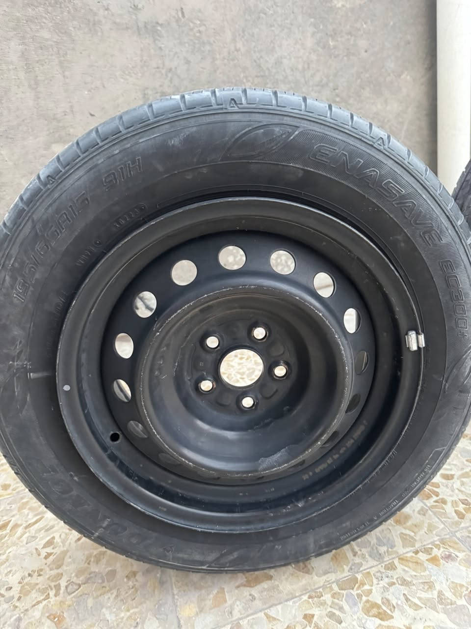 تايرات يابانيات اصليات تخم كامل 4 معه رنكات حجم 15 /195 اصليات 📍البصره الزبير السعر250 
***********
