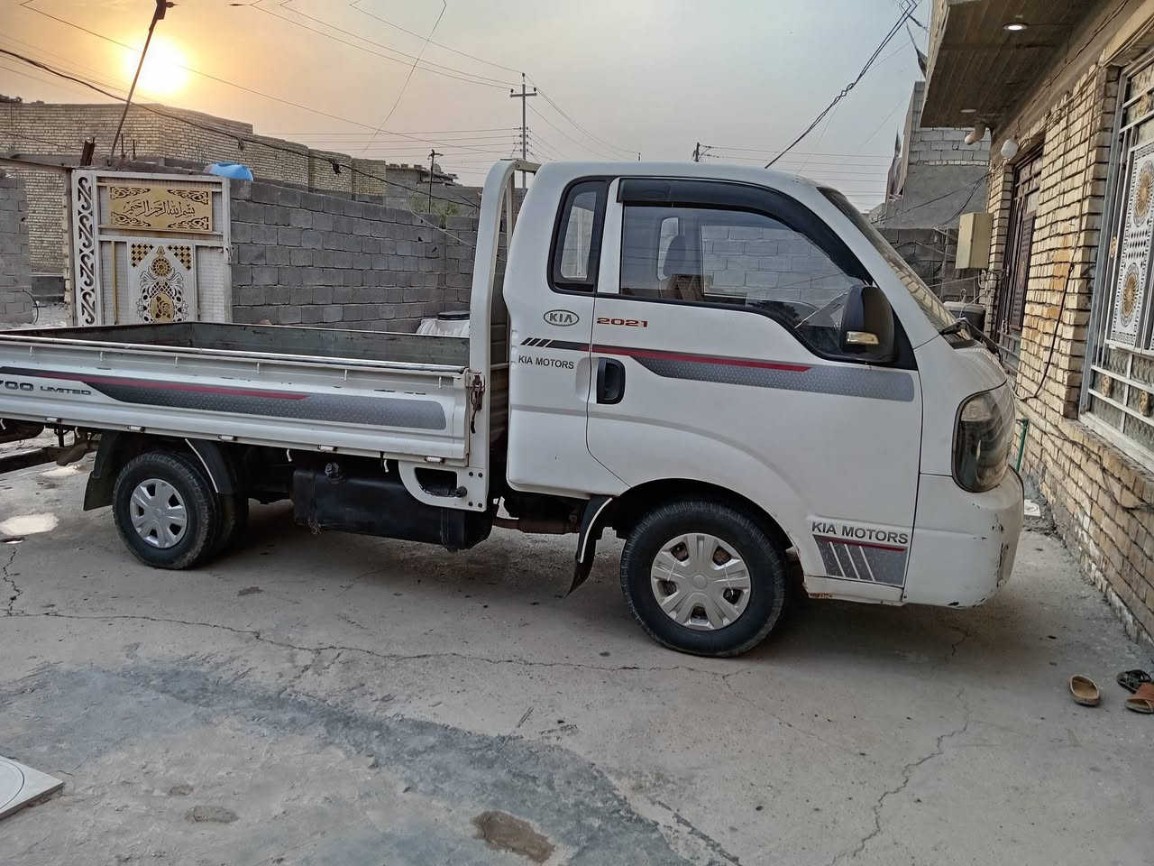 سلام عليكم سياره ال بيع مكفوله بيه شويه صبق بلباب مل ال عبري مكينه كير شصي مكفولت حداديه جديده مو ديل 18 تخم تاير هزه جديده بسمينه السعر رقم***********
