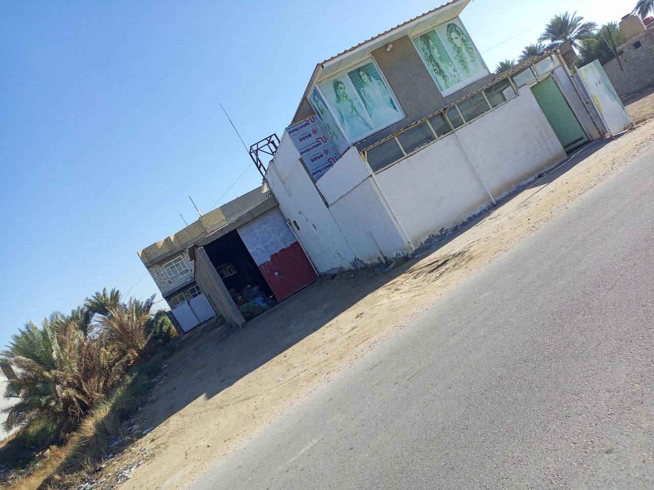 السلام عليكم
بيت طابقين للبيع ومخزن مع محلات طابقين 
المساحة 750 متر 
المكان طويريج_منطقه الطبر 
على شارع عام شارع الزوار مباشرة _ مناسب جداً للمشاريع التجارية  
السعر قابل للتفاوض 
للتواصل ***********
