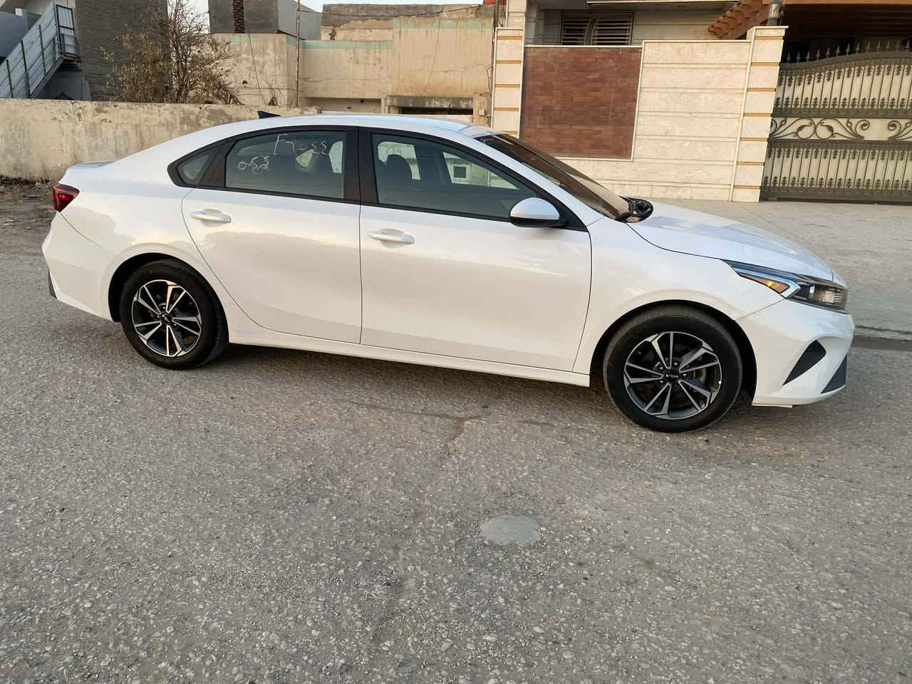 السلام عليكم
كيا فورتي 
موديل 2024 بدون رقم دخول جديد
اللون ابيض 
وارد امريكي
حادث قطعتين
جاملغ وبنيد نفسهن مصلحات بارد
مواصفات 
شاشه
تحكم ستيرن 
انضمه قياده 
رادار امامي خلفي 
نقطه عمياء
كير مكينه تبريد تدفئه حداديه بدون اي نقص
السعر 148 للاستفسار ***********
