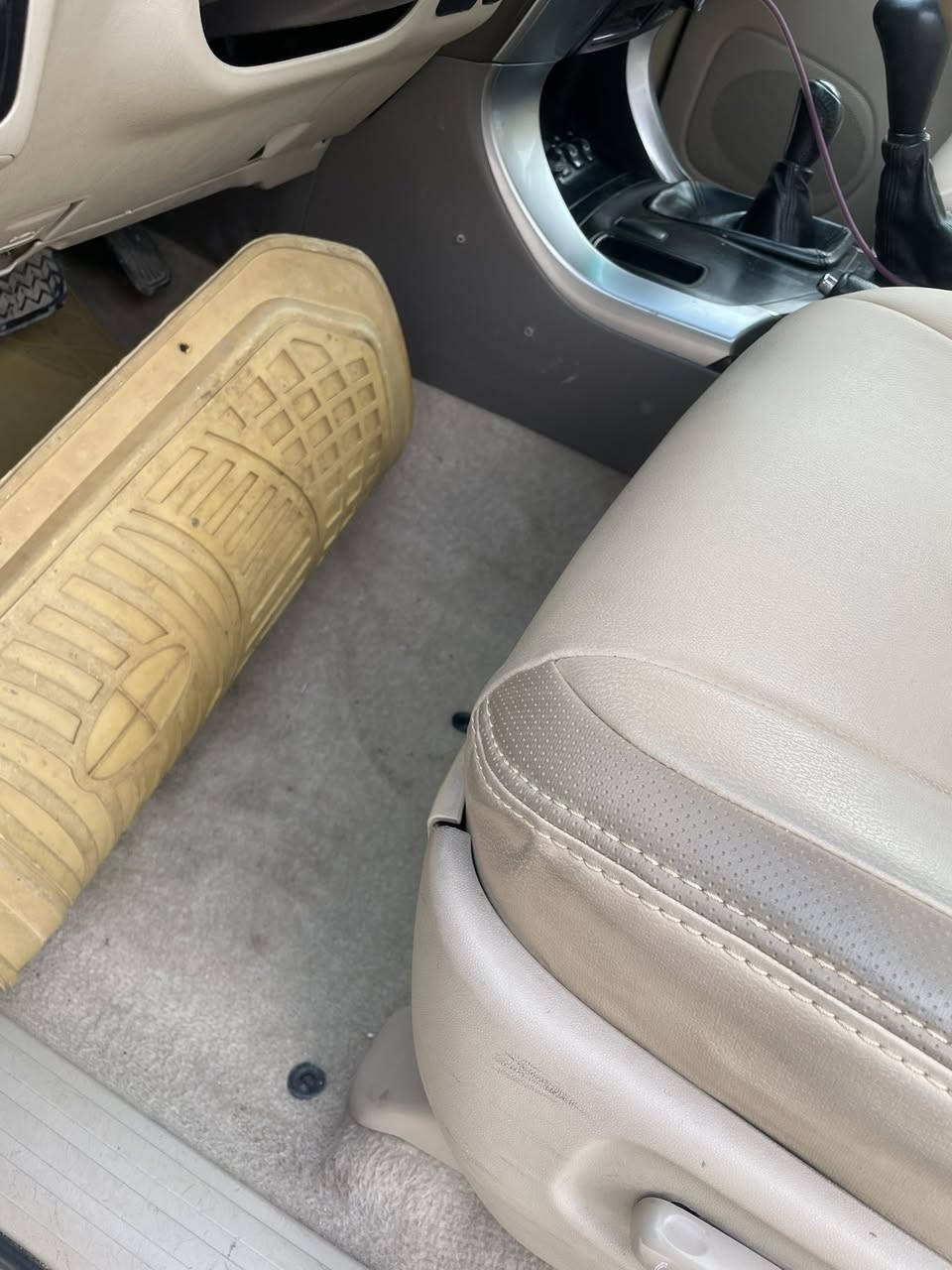 برادو ٢٠٠٥  رقم شمالي   فول. السياره. ٦ سلندر بيه ٣ قطع صبغ.  باسمي السنويه.  مراوس باااوبامه. ونتفق او بيع 
***********
السعر ١٤٥ وبيه مجال.
