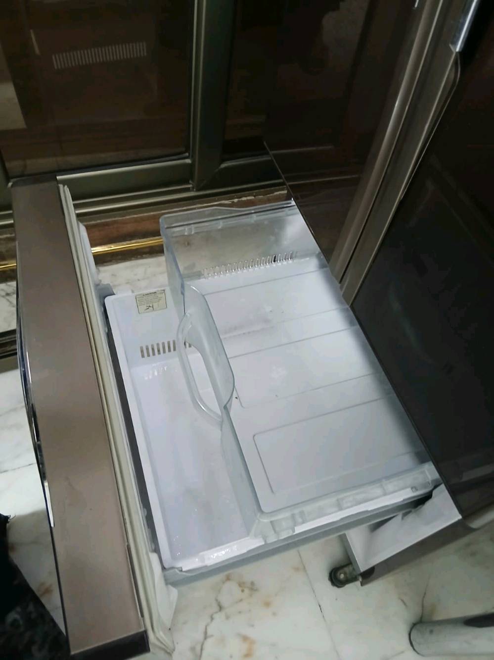 بغداد 
ثلاجة نظيفة جدا وعالفحص 
ما هو الموديل الدقيق للثلاجة؟: 
هيتاشي
هل توفر توصيل داخل منطقتك؟: 
لا
هل هناك أي ضمان متبقي على الثلاجة؟: 
لا
ما هو السعر المطلوب؟: 
650000
هل هناك أي أضرار أو مشاكل في الثلاجة؟: 
لا