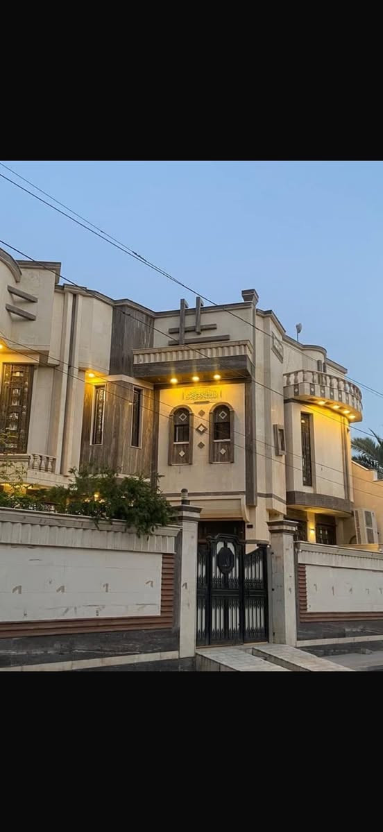 السلام عليكم 
بيت 🏠 للبيع 
في الإدارة المحلية ركن 
خلف البهوووو
 المساحه 307 م طابقين 
بناء درجه اولى فول الفول
سنة البناء 2023
مكان البيت 🏡 كلش مميز 
مكتب الخزاعي للعقار 
الشموخ مقابل مجمع الشموخ السكني قرب تعهدات احمد حليوه الأتصال على الرقم الموجود 
*********** ….
