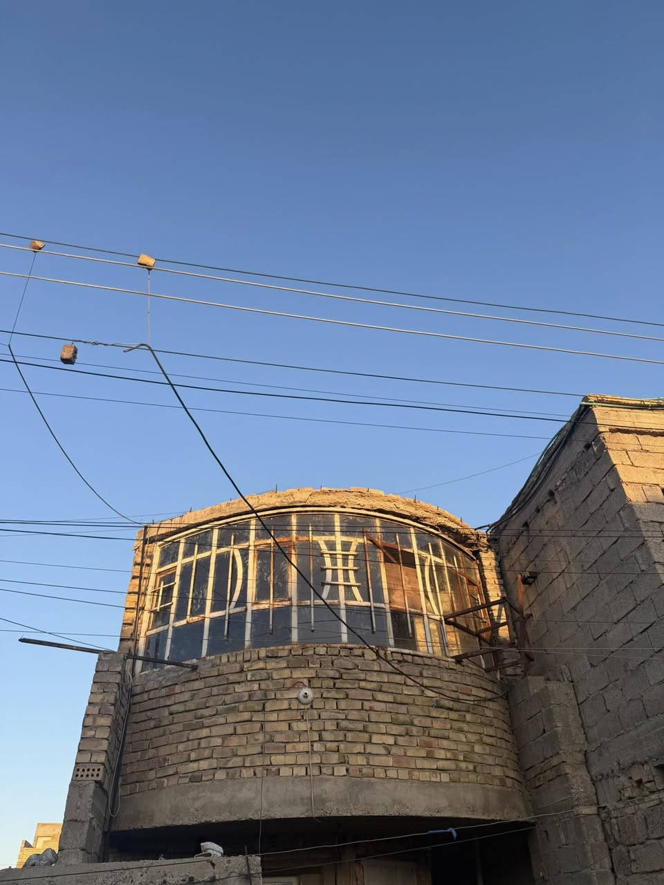 بسم الله الرحمن الرحيم بيت م100 واجه 5 نزال 20 بغداد الحسينيه مسقط قرب شارع الشركه طابو ملك صرف خدمات كامله البيت يحتاجله ترميم سعر البيت 40 وبيه مجال شي قليل مكتب الهيبه للعقار يتوفر جيمع عقارات الحسينيه 
***********
