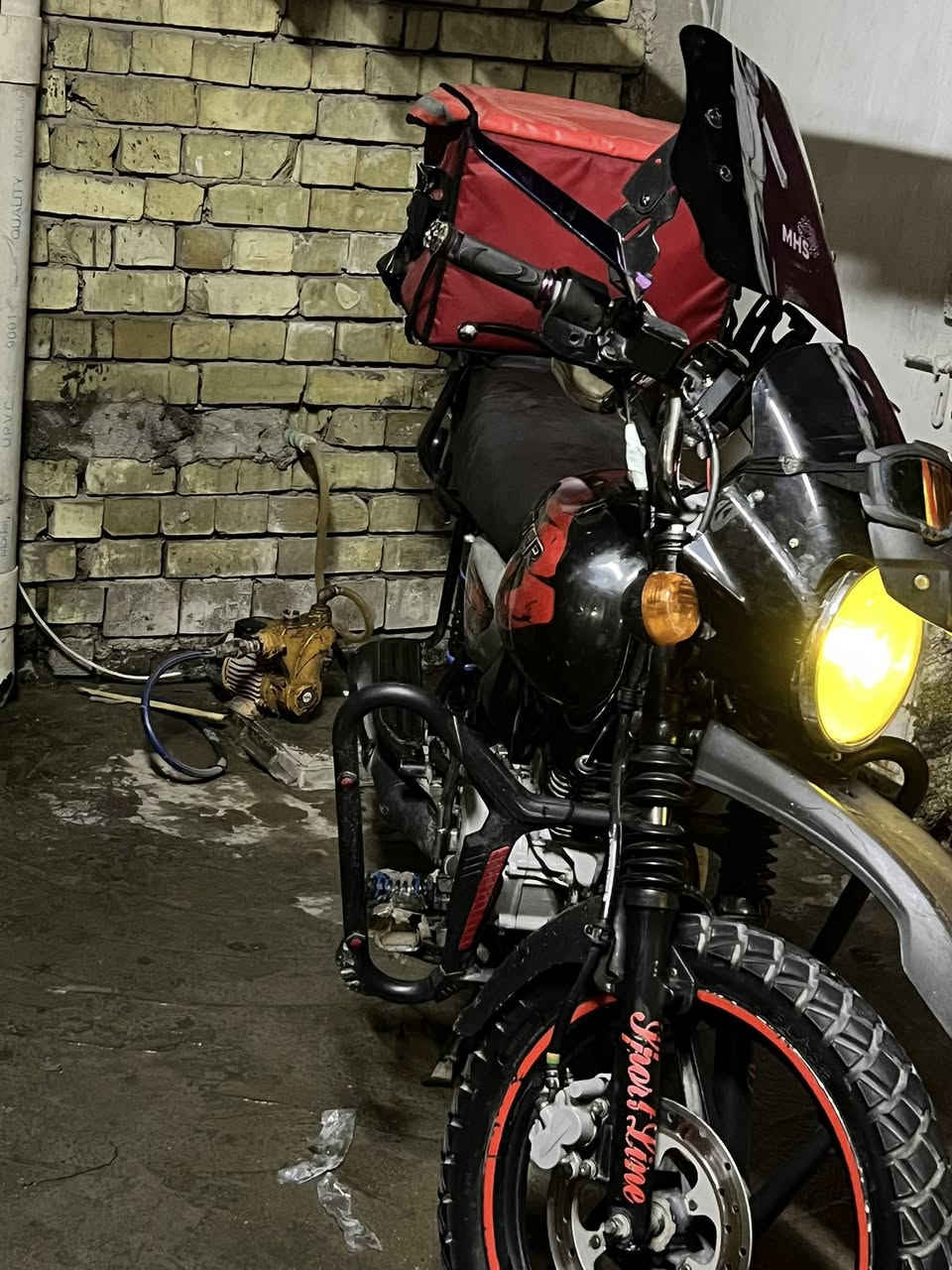 بسوكر جبلي 21 نصبته تخبل شتريته من وحد ونطاني موعد وما رحت كاتبته وسافر اوراق ٧ موجود بس لولد مسافر بيه خيط تبخير + جنطه +وسماعه +ومري شبح  +الستان الصلي وياهه هديه  سعر900 مجال بصيط ***********
