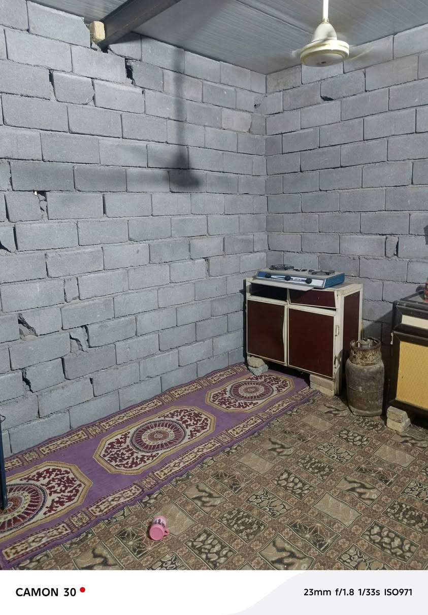 سلام عليكم بيت زراعي في حي جوادين مقابيل سكان صناعي مساحت البيت ١٠٠ م 📍/// ١٠ في///١٠  لابناء بللوك كهربائي سقف سندويج بي غرفه ومطبخ وصحيات مشتركه موقع البيت بين نزلت لوله والثانيه قيرب عله شارع سعر مناسب جدن جدن باقي التفاصيل مراسلت عله وتساب ***********
