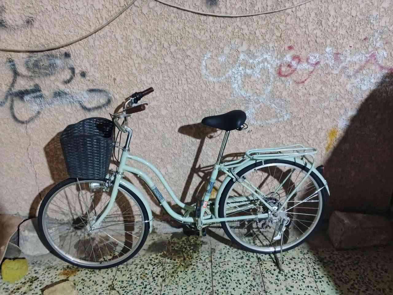 سلام عليكم اخوان باسكل البيع حجم 26 عكرب 6نمر حساس ويل باسكل نضافته حلوه تايرات جديد  كشن جديد جواب بريكات كل جديد سله قفل ويل مكاني بغداد العبيدي سعر 110وبي مجال رقمي فقط واتساب ***********
