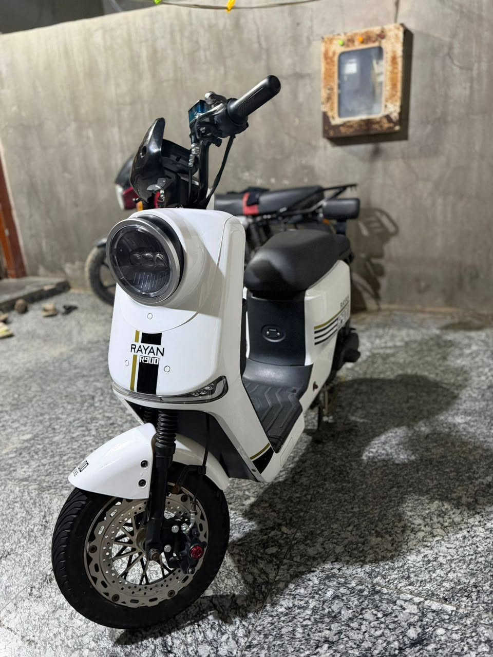 سلام عليكم دراجه r900للبيع لدراجه5 بطاريات كبار مواصفات:فجوج بريك أمامي خلفي .بصمات اثنين. رجوع للخلف. شاشه تطلع لعطال بيها. وغيرها ) لسعر 540 وبيها مجال 
لمكان حله حي لعسكري***********
