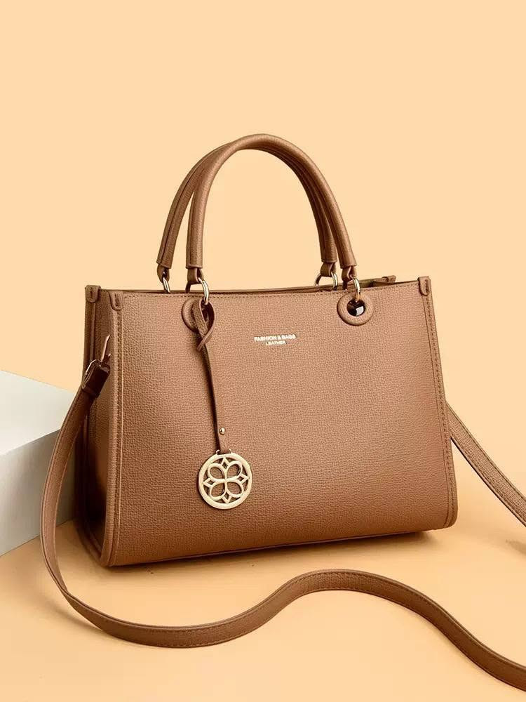 #ALSEDRA 
حقيبة ماركة FASHION LEATHER
حقيبة يد نسائية جلد طري عالي الجودة / خفيفة الوزن / متعددة الخانات 
ابعاد الحقيبة مثبتة على آخر صورة 
———————————————————-
العنوان / كربلاء شارع السدرة مقابل باب سدرة المنتهى للامام الحسين عليه السلام مقابل حلويات الحاج جواد الشكرجي 

#للحجز_او_الاستفسار_يرجى_مراسلة_البيج 

تتوفر خدمة التوصيل داخل كربلاء و جميع المحافظات 

⚠️إذا كان المنتج غير مطابق للمواصفات المكتوبة يرجى عدم الاستلام


**إذا كنت صاحب هذا الإعلان وتريد حذفه لأي سبب، رجاءا أرسل رسالة إلى الدعم الفني**