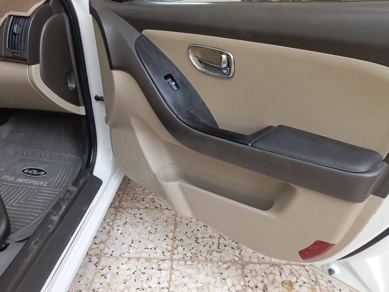 النترا موديل ١١ رقم بغداد دولي السياره بيه قطعتين صبغ فقط بدون دواخل باب السائق وربع الجاملغ الأيمن محرك ١٦٠٠ دكشن عالي  حداديه جديده گير محرك كفاله
السعر المطلوب ١١٥ وبيه مجال للشراي للاستفسار الاتصال على الرقم 
***********
مكان السياره ميسان العماره شرط المداورة والاصوليات والتحويل
