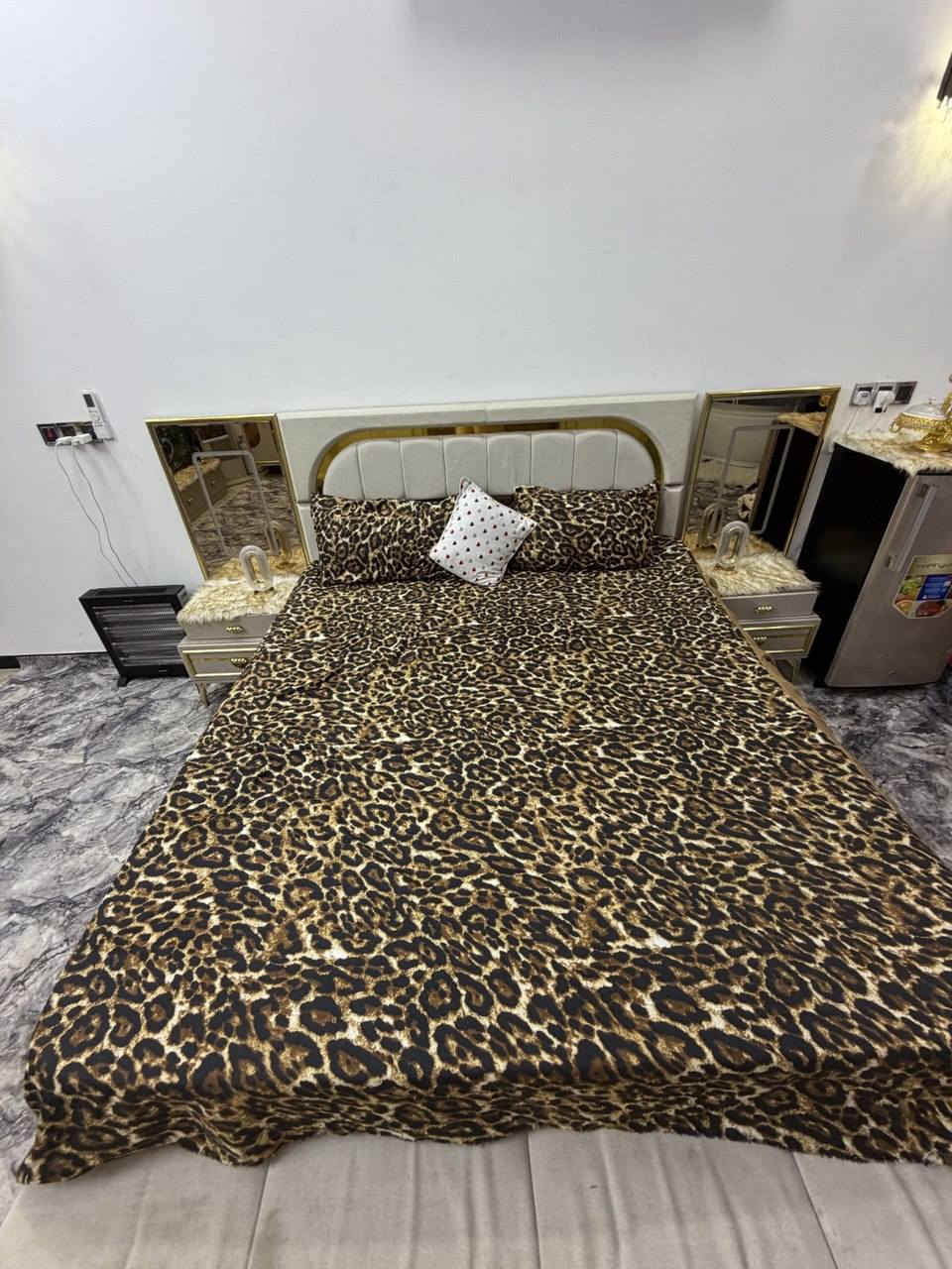 سلام عليكم غرفة تركية للبيع نظافة 100/100 عنواني بغداد للاستفسار ***********
