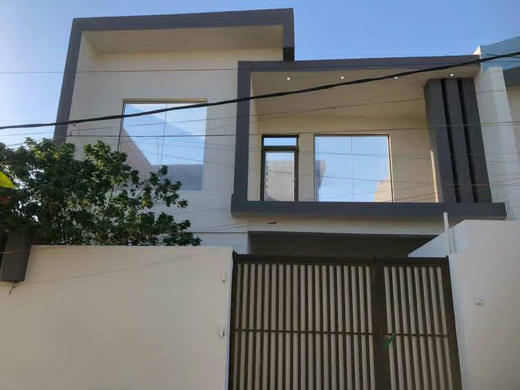 اللهم صل على محمد وال محمد 
🏡 للبيع بيت حديث بتصميم عصري وأنيق – فرصة مميزة للسكن او الاستثمار ..
📍 الموقع: شارع علي قمارة، يبعد فقط 100 متر عن الشارع الرئيسي، ويتميز بسهولة الوصول من مدخلين (جهة علي مظلوم وجهة الشارع الرئيسي لعلي قمارة).
📐 المساحة: 166 متر مربع.
مواصفات البيت:
استقبال واسع بمساحة 6 × 4 م.
صالة مريحة بمساحة 5 × 4.5 م.
مطبخ كبير بمساحة 7 × 4 م مع كاونتر HDF حديث، مزود بطباخ درجة أولى وساحبة.
غرفة رئيسية كبيرة بمساحة 5 × 5 م.
عدد 2 منور يمنحان إنارة وتهوية طبيعية ممتازة.
حديقة أمامية بمساحة 3 × 2.5 م.
البيت طابق ونصف بتصميم هندسي حديث وتشطيبات أنيقة.
🏗 جودة البناء:
أساس شريطي كونكريت.
السقف كونكريت مسلح.
البناء بطابوق جمهوري درجة أولى مع تنفيذ وفق المواصفات الهندسية.
⚡ الخدمات والتجهيزات:
نقاط كهرباء مخصصة للسبالت الجدارية والعمودية في جميع الغرف.
منظومة إنترنت كيبل ضوئي موزعة داخل البيت.
 عدد 2 كيزر 
عدد 2 تانكي ماء.
عدد 1شاشة سمارت.
عدد 2 برد 
ثلاجة فستل تركية.
عدد 1 سبلت 
📄 نوع السند: طابو زراعي تحويل مباشر باسم المشتري.
بيت حديث، مرتب، جاهز للسكن، يجمع بين جودة البناء، التصميم العصري، والموقع المميز، ويُعد فرصة ممتازة للراغبين بالسكن أو الاستثمار. 
📞 للاستفسار والمعاينة يرجى التواصل على الخاص أو الاتصال.
***********
***********
***********
