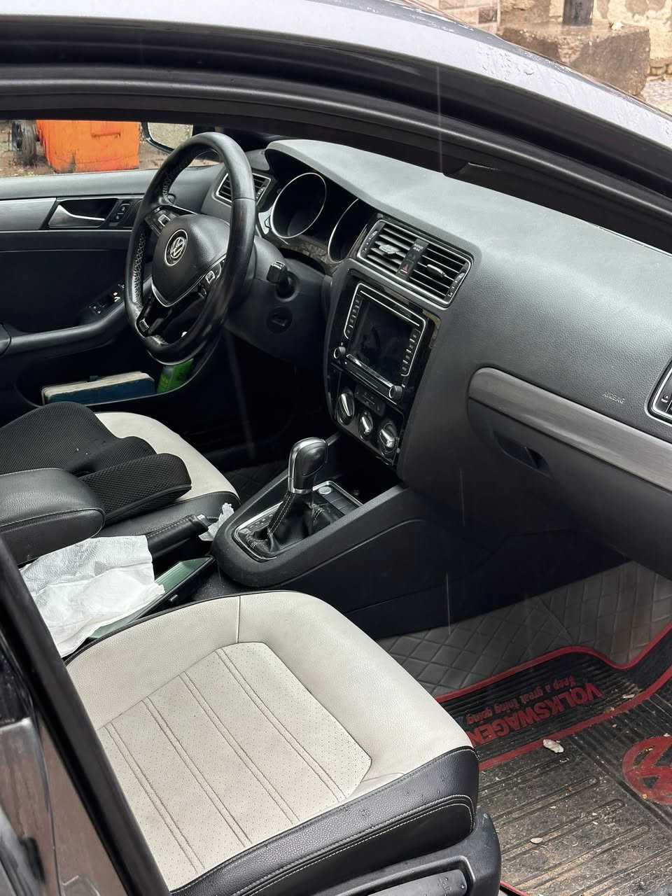 جيتا موديل 2016  وارد امريكي حادث قبق جنطة ودعامي وصبغ قبق جنطة وشويه من الجاملغات محرك 1800 تيربو رقم بغداد بسمي السعر 12000$ 120 ورقه وبيه مجال تلفون ***********
