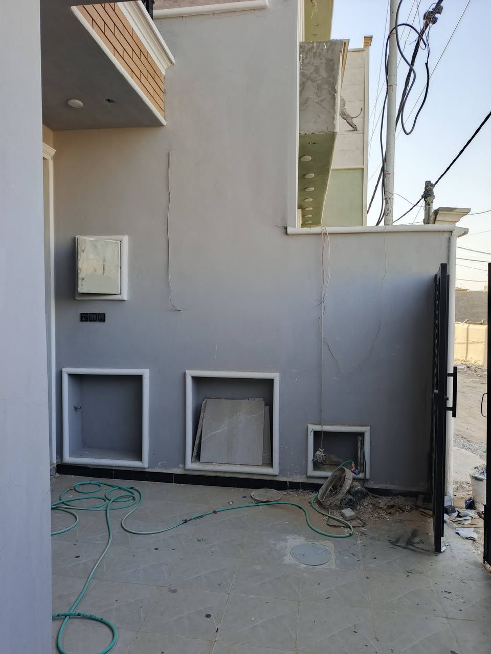 🏠دار   للبيــــــــــع    طابو زراعي سند ٢٥
فـٓــــي
محيزم  ٤ / شارع العلويه شريفه الجديد

مقابيل الملعب الخماسي. 

يبعد عن شارع العلويه شريفه

٢٥٠متر
____________
المساحه ١٥٠  متر
٧٫٥٠ × ٢٠.

زيرو استلام مباشر
________________
🧱تفــاصيــل
غرفـــــ عــدد ٣وصالــــــــــة وهـــــــــــول ومطبــــــــخ  ومجـمــــــــع صحــــــــيات  داخليـــــة  وخارجيـه ومنـــــــــــاور وطــــــارمـــــ .
___
__________
💲متوفر كافه الخدمات / /  /ماء/ كهرباء/ انترنيت ضوئي
_______________
مـراسلـه الــصفحه او زيـاره     #مكتــــــ ب القمه للعقار
#الكائــــــــــن
فـــي شارع ٨٠ شارع العلويه شريفه الجديد  ___________________________________
📲***********
________
@إشارة
