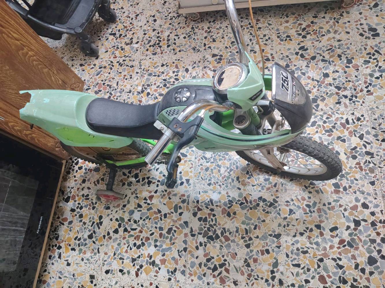 بايسكل مستعمل للبيع 
مكاني الشعب حي البساتين.
السعر 40 و بي مجال 
كامل من جميع النواحي 
العمر 5-10 سنوات
رقم الهاتف ***********
عزيز، شنو الموديل/النوع بالضبط مال البايسكل؟ وإذا تعرف المقاس أو العمر المناسب إلها شكد تقريباً؟: 
العمر 5-10 سنوات
بيها أي ملاحظات أو شغلات تحتاج تبديل/تصليح مثل الفرامل، الجكمان/السلسلة، الكفرات أو الجير؟: 
كامل من كلشي مكينه + بريكات+ تايرات. بي كسر بسيط بالكفر الخلفي واضح بالصور 
معاها ملحقات لو إضافات مثل العجلات الجانبية، الجرس، أو أي قطع أصلية؟ لو البايسكل وحدها؟: 
البيع بدون اضافات
تريد تسليمها من الشعب حي البساتين فقط لو أكو توصيل/استلام من مكان ثاني؟: 
الاستلام من حي البساتين