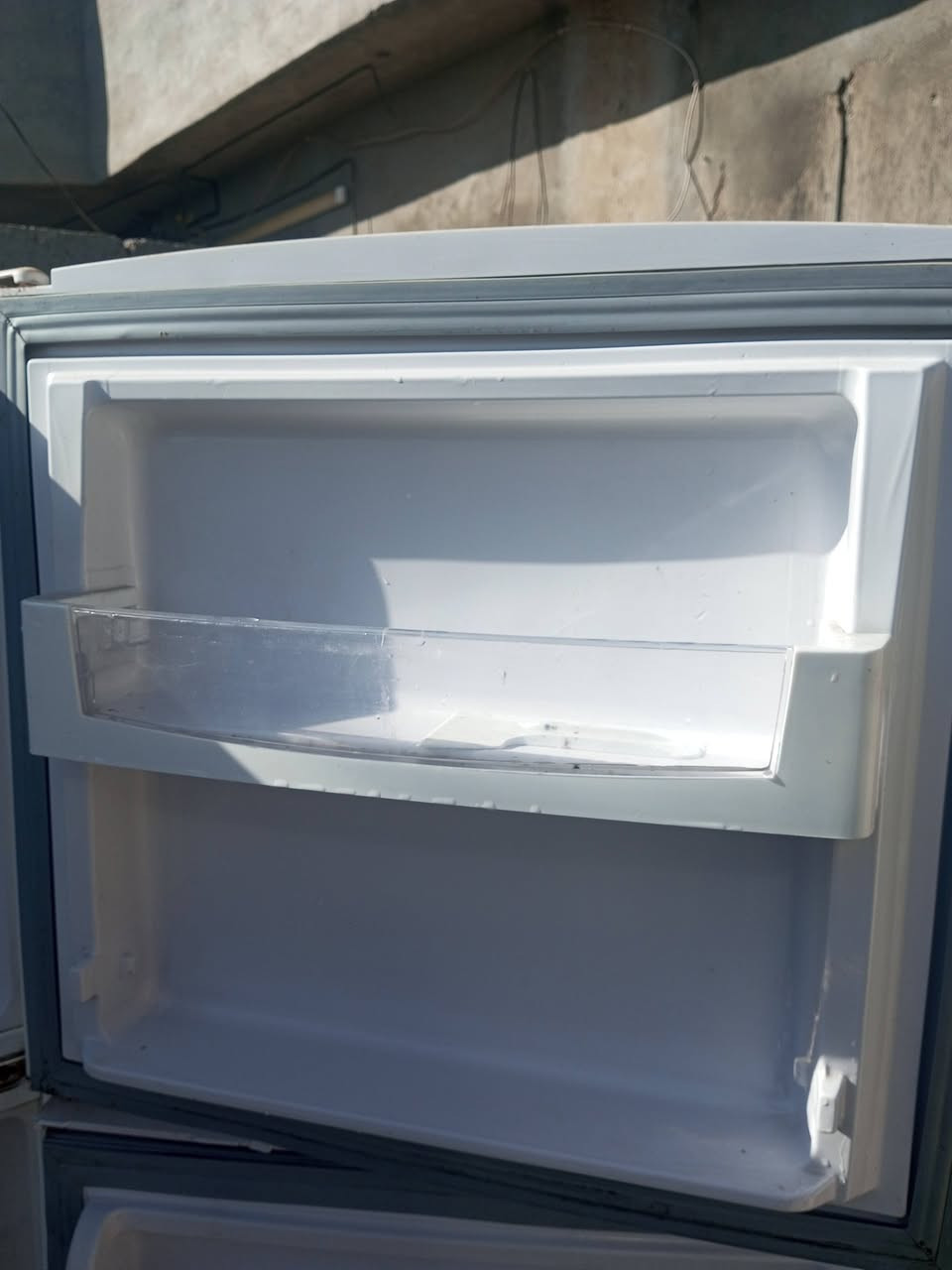 ثلاجه للبيع السعر 250 وبيهه مجال بصيط التواصل ***********
