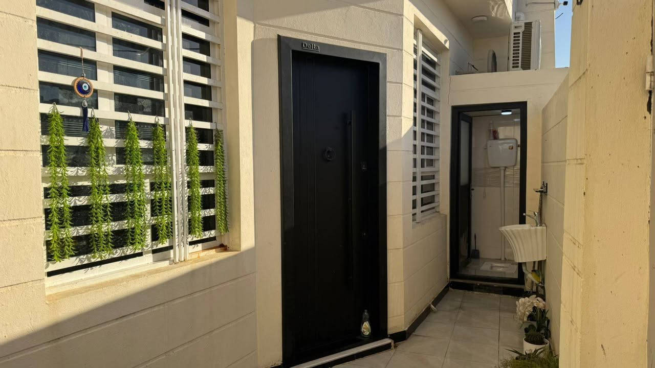 دار سكن طابق واحد المساحه 120 سند مفرز ويحتوي على غرفه نوم واحده في الطابق العلوي
ويحتوي على غرفتين نوم وصاله ومطبخ واستقبال وصحيات داخليه وخارجيه 
سنه البناء 2025 

البيت مشمول بقرار بالتحويل للطابو الصرف
المكان حي الامين الاولى خلف سيراميك العيساوي 
مجاور مدرسه الصادق الامين الحكوميه ***********
