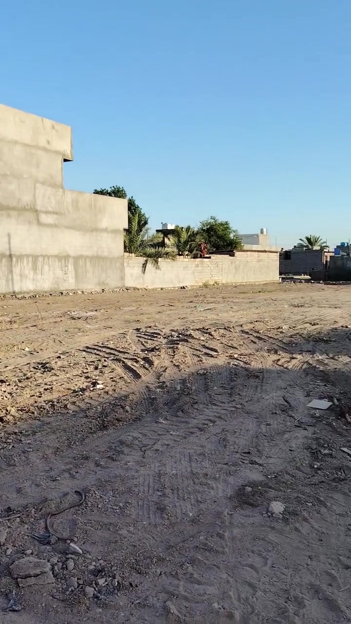 قطع أرض للبيع بانواع المساحات العنوان المدائن حي الساهرون مجاور جامع الفرقان خدمات كامله حتى لو فلوسك ماتكفي ابيعلك بل قصط للاستفسار الاتصال على رقمي الشخصي *********** سعدون الشمري

